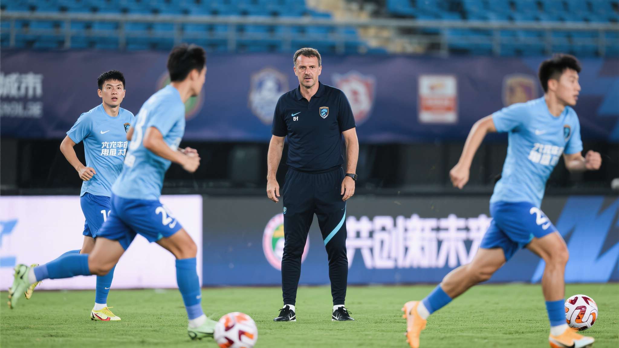 1-0绝杀！大连队成功打铁，斯坦丘天外飞仙，球迷高喊铁西图书馆